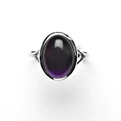 Zlatý prsten, přírodní tmavý ametyst, bílé zlato - T 1454 m