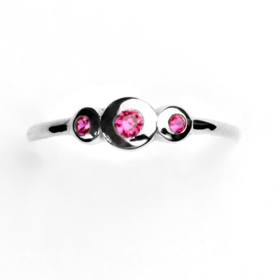 Zlatý prsten se zirkony rubín, bílé zlato, T 1122