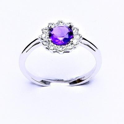 Zlatý prsten, bílé zlato, přírodní tmavý ametyst, čiré zirkony, T 1495