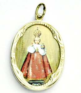 Zlatý přívěsek medailon, porcelánové Pražské Jezulátko, žluté zlato - P 158  