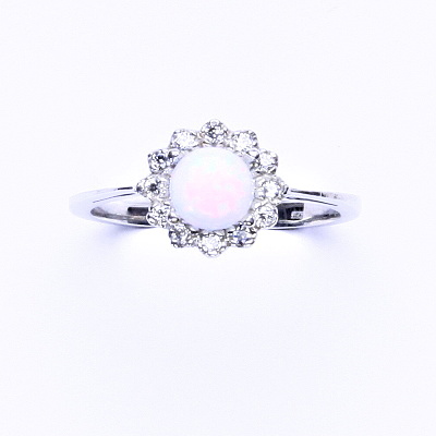 Zlatý prsten, bílé zlato, bílý syntetický opál, čiré zirkony, T 1495