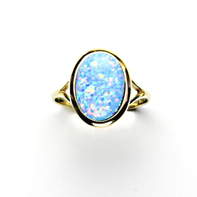 Zlatý prsten, syntetický světle modrý opál, žluté zlato - T 1454