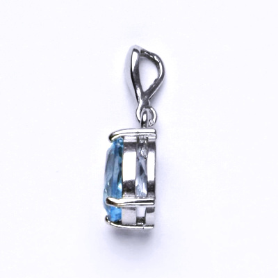 Zlatý přívěsek, bílé i žluté zlato, přírodní topaz sky 9x7 mm, P 1244