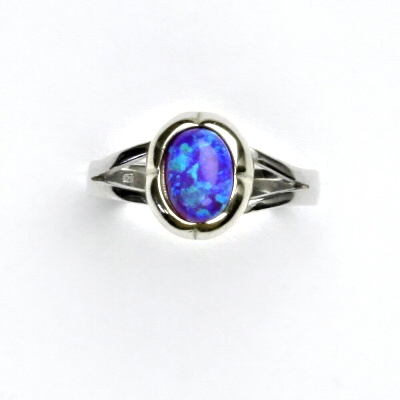 Zlatý prsten, bílé i žluté zlato, fialový syntetický opál - T 1374
