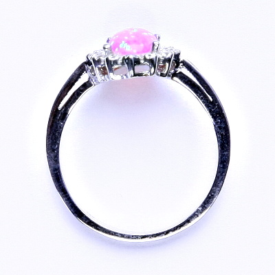 Stříbrný prsten, růžový syntetický opál, čiré zirkony, T 1495