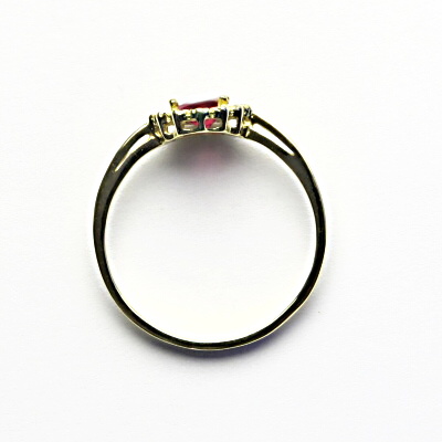 Zlatý prsten, žluté i bílé zlato, červený zirkon, čiré zirkony - T 1495