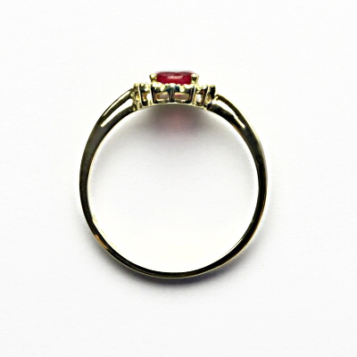 Zlatý prsten, žluté i bílé zlato, přírodní rubín, čiré zirkony - T 1495