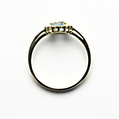 Zlatý prsten, žluté i bílé zlato, přírodní topaz sky, čiré zirkony - T 1495