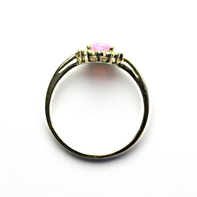 Zlatý prsten, žluté zlato, růžový syntetický opál, čiré zirkony, T 1495