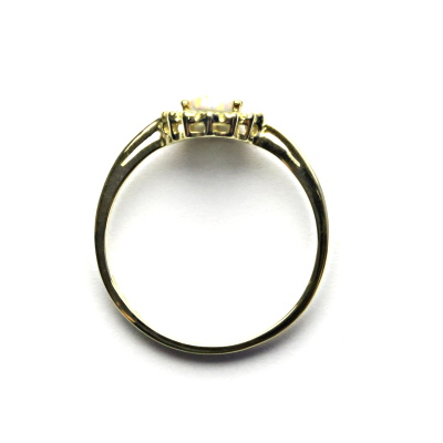 Zlatý prsten, žluté zlato, bílý syntetický opál, čiré zirkony, T 1495