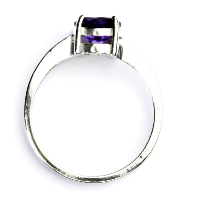 Zlatý prsten, přírodní ametyst tmavý, bílé i žluté zlato - T 1252 