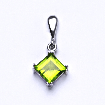 Stříbrný přívěsek, přírodní olivín, přívěšek ze stříbra, P 1258/22