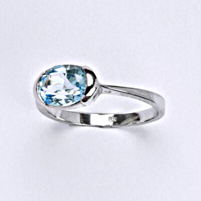 Stříbrný prsten s přírodním kamenem topaz sky 8 x 6 mm VR 110