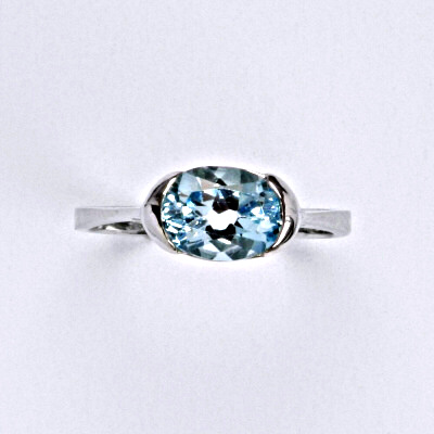 Stříbrný prsten s přírodním kamenem topaz sky 8 x 6 mm VR 110