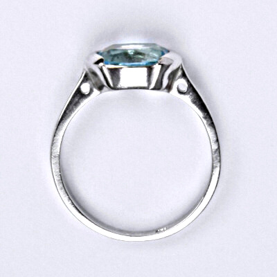 Stříbrný prsten s přírodním kamenem topaz sky 8 x 6 mm VR 110