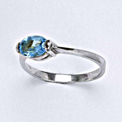 Stříbrný prsten s přírodním kamenem topaz 7 x 5 mm VR 115