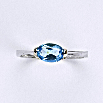 Stříbrný prsten s přírodním kamenem topaz 7 x 5 mm VR 115