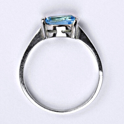 Stříbrný prsten s přírodním kamenem topaz 7 x 5 mm VR 115