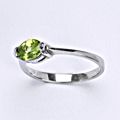 Stříbrný prsten s přírodním kamenem olivín 7 x 5 mm VR 115