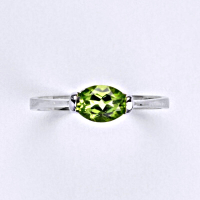 Stříbrný prsten s přírodním kamenem olivín 7 x 5 mm VR 115