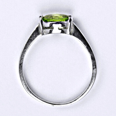 Stříbrný prsten s přírodním kamenem olivín 7 x 5 mm VR 115