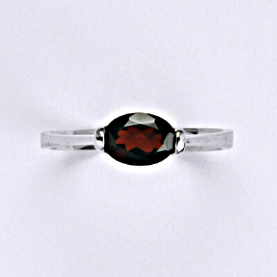 Stříbrný prsten s přírodním kamenem, granát 7 x 5 mm VR 115