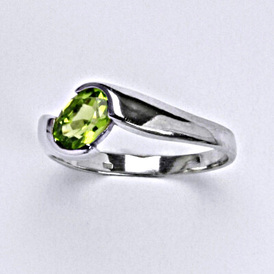 Stříbrný prsten s přírodním olivínem 7 x 5 mm VR 123