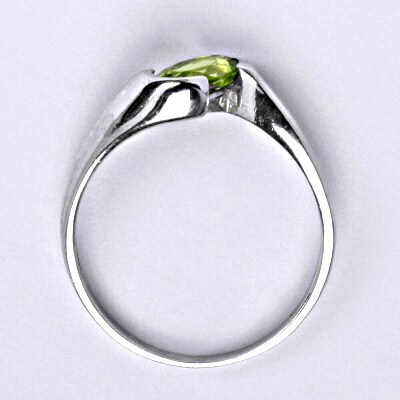 Stříbrný prsten s přírodním olivínem 7 x 5 mm VR 123