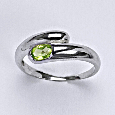 Stříbrný prsten s přírodním olivínem 5 x 4 mm, VR 289