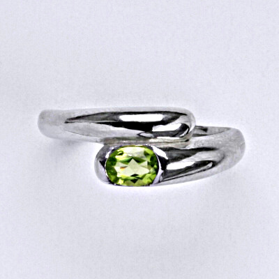 Stříbrný prsten s přírodním olivínem 5 x 4 mm, VR 289