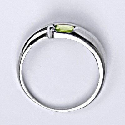 Stříbrný prsten s přírodním olivínem 5 x 4 mm, VR 289