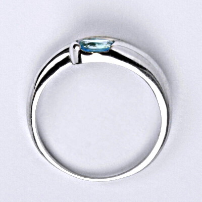 Stříbrný prsten s přírodním topazem 5 x 4 mm VR 289