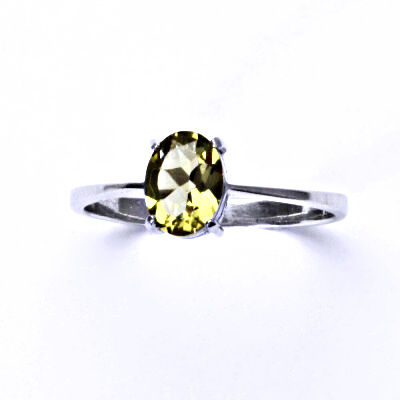 Stříbrný prsten, přírodní olivový křemen 8x6 mm - T 1245