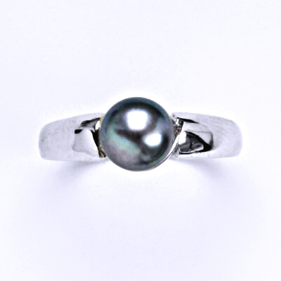 Stříbrný prsten s přírodní perlou černou ( do zelena ) 8 mm, T 1180
