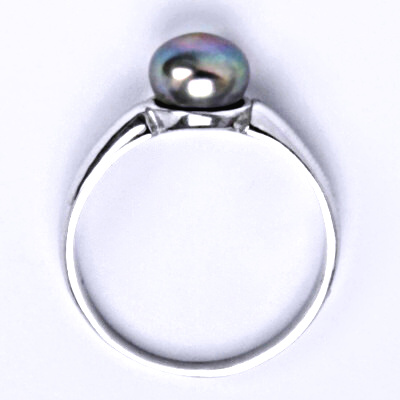 Stříbrný prsten s přírodní perlou černou ( do zelena ) 8 mm, T 1180