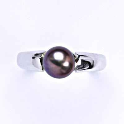 Stříbrný prsten s přírodní perlou černou ( do fialova ) 8 mm, T 1180 