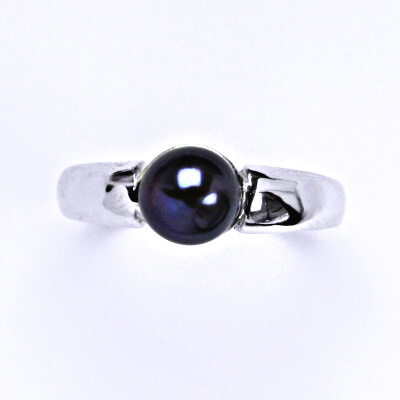 Stříbrný prsten s černou přírodní perlou 8 mm, T 1180