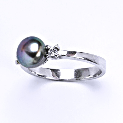 Zlatý prsten, přírodní perla černá (do zelena) , bílé i žluté zlato - T 1207