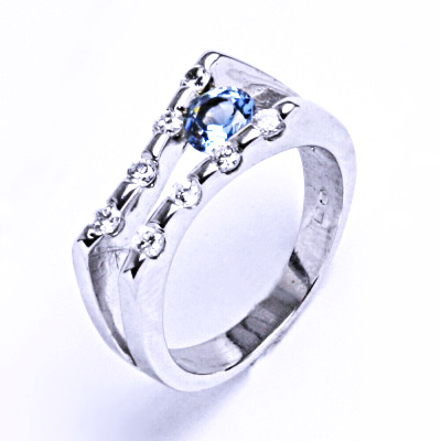 Stříbrný prsten se zirkony a syntetickým akvamarínem VR 301
