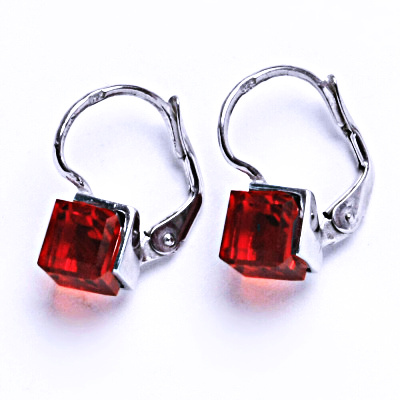 Stříbrné náušnice na patent s krystaly Swarovski (Light Siam 6x6 mm)NK 1230 
