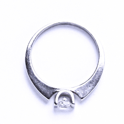 Stříbrný prsten se zirkonemčiré barvy VR 4