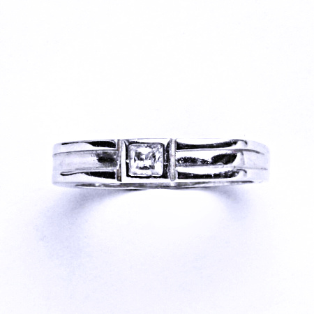 Stříbrný prsten se syntetickým zirkonem VR 133