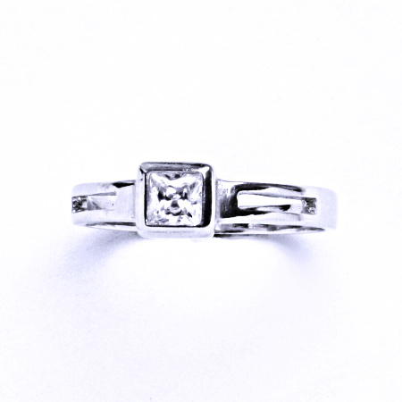 Stříbrný prsten se syntetickým zirkonem VR 246