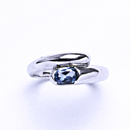Stříbrný prsten se syntetickým akvamarínem VR 289