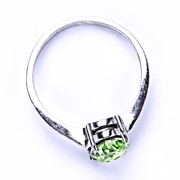 Zlatý prsten, krystal Swarovski chryzolit, bílé i žluté zlato - T 1245 