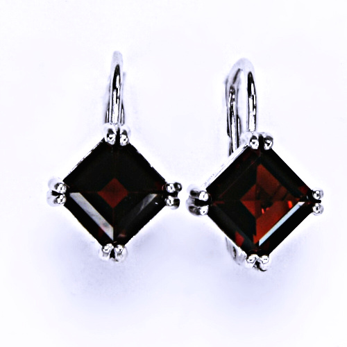 Stříbrné náušnice na patent, přírodní granát (7x7 mm), NK 1258 