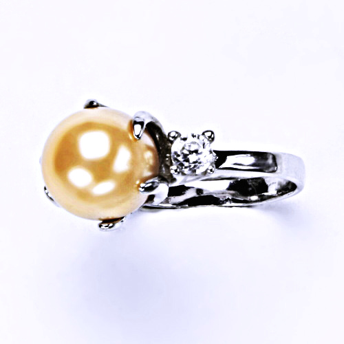 Stříbrný prsten s umělou světle lososovou perlou, šperky,T 1190 