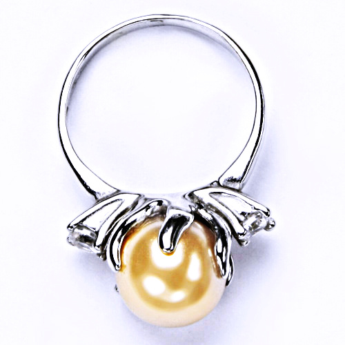 Stříbrný prsten s umělou světle lososovou perlou, šperky,T 1190 