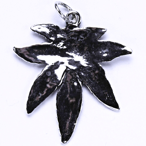 Stříbrný přívěsek s patinou, list konopí, přívěšek ze stříbra, P 706 