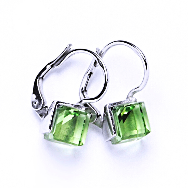 Stříbrné náušnice na patent s krystaly Swarovski (Peridot 6x6 mm)NK 1230 